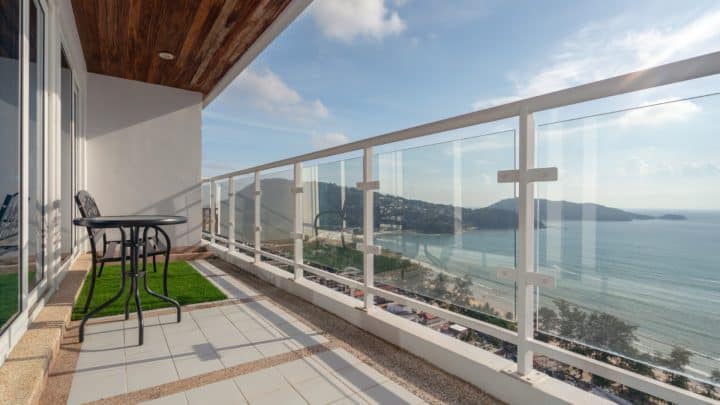 Brise-vue en verre : protéger son extérieur sans perdre de luminosité